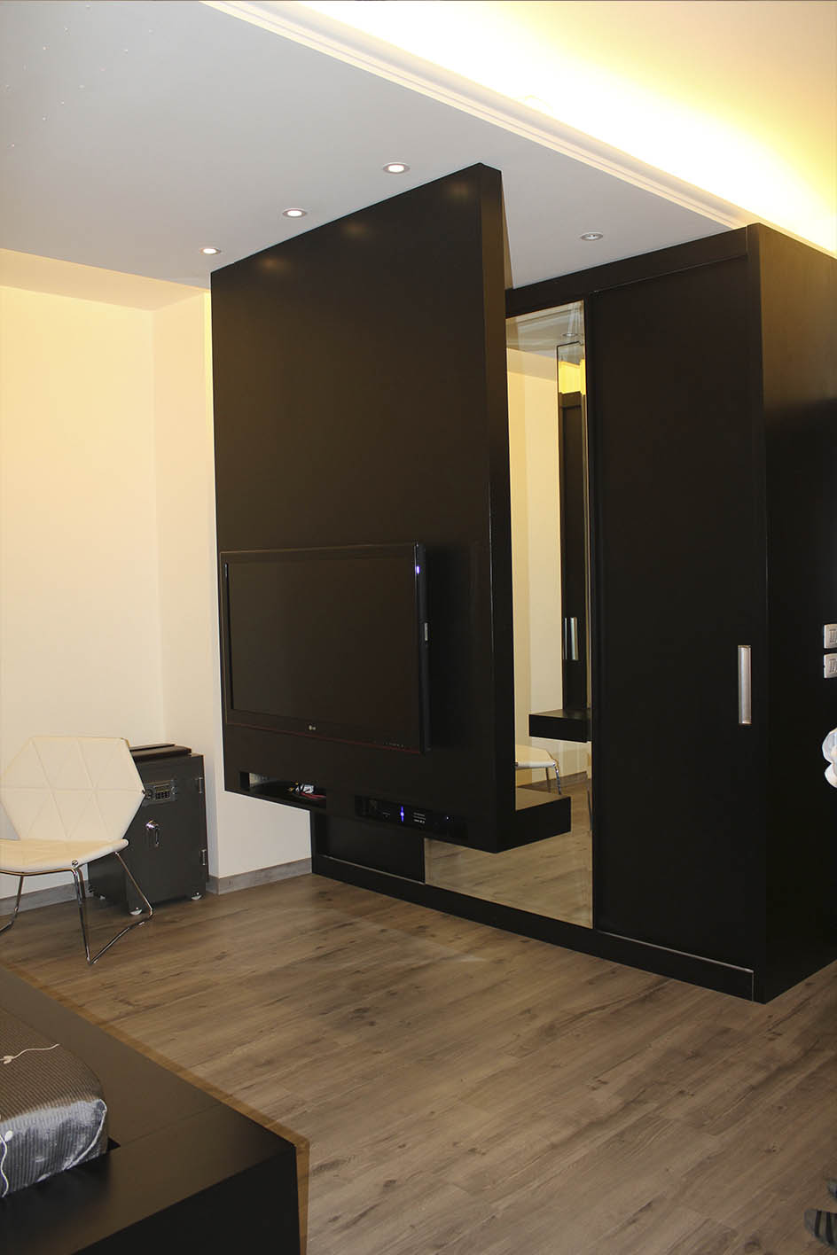 NJM APARTMENT 4